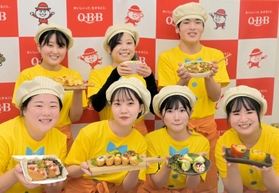 ランナー向けにチーズを使ったレシピを考案した神戸学院大生＝神戸学院大学有瀬キャンパス