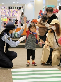 手を上げて練習用の横断歩道を渡る子ども＝神戸市中央区東川崎町１