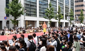 街中に設けられたランウエー。多くの観衆が詰めかけた＝神戸市中央区京町（撮影・中西幸大）