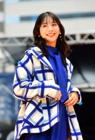 アクセサリーや靴で神戸らしさを表現した貴島明日香さん＝神戸市中央区京町（撮影・中西幸大）
