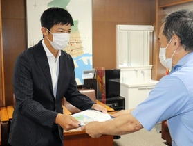 海で溺れている男性を助け、のじぎく賞を受けた崎山亮太さん（左）＝葺合署