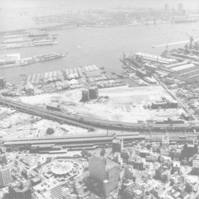旧国鉄湊川貨物駅跡地に広がる神戸ハーバーランドの開発地区。建物はほとんどない＝１９８７年４月、ＪＲ神戸駅上空から撮影