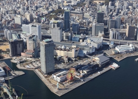 街開きから３０周年を迎える神戸ハーバーランド。高層マンションが立ち、活気が戻りつつある＝２０２２年１月（撮影・小林良多）