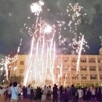 御影小校庭であった児童の灯ろう展に合わせて行われた打ち上げ花火＝２７日夜、神戸市東灘区御影石町３（提供写真）