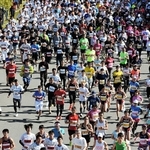 前回の「六甲シティマラソン大会」でコースを駆けるランナー＝２０１９年１１月
