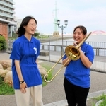 実行委員長でトロンボーンを手にする森安愛莉さん（右）と広報部局長の奥村奏さん＝神戸ハーバーランド