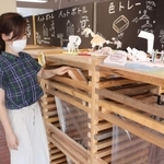ペットボトルや色トレーなど、種類ごとに分けた棚を設けて、ごみを回収している＝神戸市中央区吾妻通４、コミスタ神戸