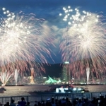 ２０１９年８月に開かれた「みなとこうべ海上花火大会」。今年は規模を縮小し、分散型花火イベントを開く