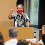 講評する「Ｍｏｔｔｏひょうご」の栗木剛事務局長＝東灘区役所