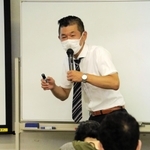 「邪馬台国と卑弥呼の謎」と題して、全く関係のない話も交えながら軽妙に古代史を解説する笑い飯・哲夫さん＝神戸市東灘区住吉東町５