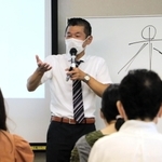 「邪馬台国と卑弥呼の謎」と題して、全く関係のない話も交えながら軽妙に古代史を解説する笑い飯・哲夫さん＝神戸市東灘区住吉東町５