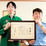 特殊詐欺を２件連続で防ぎ署長感謝状を武田英雄署長（右）から受け取るセブン－イレブン店員の高橋幸平さん＝神戸市東灘区御影中町２、東灘警察署