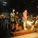 希望の灯りを種火に花火を楽しむ親子ら＝東遊園地