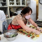 子どもたちに配る弁当を手作りするボランティア＝神戸市東灘区御影本町６