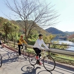 神出山田自転車道でサイクリングを楽しむイベント参加者＝２０１９年１１月、北区山田町衝原（神戸市提供）