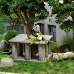 荒木さとしさんがジオラマで再現したタンタンのパンタ舎＝神戸市灘区王子町３、王子動物園（撮影・長嶺麻子）