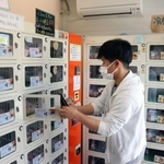 新鮮な卵を販売する自販機＝神戸市西区神出町南、神出たまごセンター