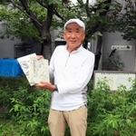 過去の記念誌を手にする吉野宏会長＝神戸市灘区王子町２、神戸登山研修所