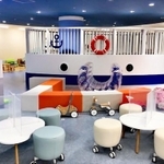神戸らしい船型遊具（奧）を備えた六甲アイランドの「こべっこあそびひろば」（神戸市東灘区提供）