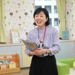 子育て支援情報サイト「うめろぐ」と「ためまっぷ」の活用を呼び掛ける藤田由美さん＝おやこふらっとひろば東灘（神戸市東灘区役所内）