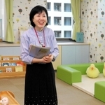 子育て支援情報サイト「うめろぐ」と「ためまっぷ」の活用を呼び掛ける藤田由美さん＝おやこふらっとひろば東灘（神戸市東灘区役所内）