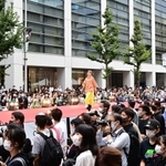 街中に設けられたランウエー。多くの観衆が詰めかけた＝神戸市中央区京町（撮影・中西幸大）