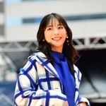 アクセサリーや靴で神戸らしさを表現した貴島明日香さん＝神戸市中央区京町（撮影・中西幸大）