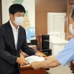 海で溺れている男性を助け、のじぎく賞を受けた崎山亮太さん（左）＝葺合署