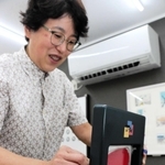 今回で最後となる作品展を開催中の和田直子さん＝神戸市長田区