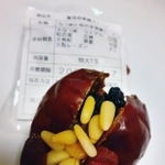大なつめと松の実が合わさった人気の「薬膳ケーキ」＝神戸市東灘区田中町３、長寿薬膳堂