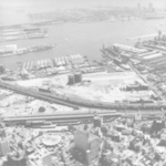 旧国鉄湊川貨物駅跡地に広がる神戸ハーバーランドの開発地区。建物はほとんどない＝１９８７年４月、ＪＲ神戸駅上空から撮影