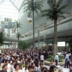 全面開業当日、多くの人が詰めかけた＝１９９２年１０月