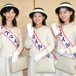 「スマイル神戸」に決まった（左から）谷口優月さん、新木りさこさん、江口ひとみさん＝神戸市役所