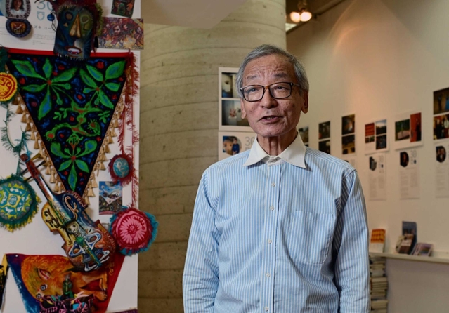 記念展の会場で基金の歩みを振り返る島田誠さん＝神戸市中央区（撮影・中西幸大）