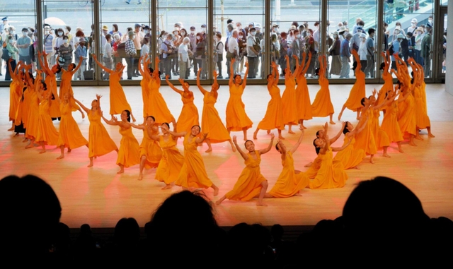 ホールのステージを飾る高校生のダンス。舞台の背を開けると外からも見える＝神戸市西区美賀多台１