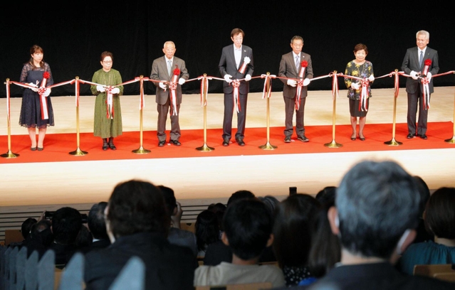 なでしこ芸術文化センターのオープンを記念したテープカット＝神戸市西区美賀多台１