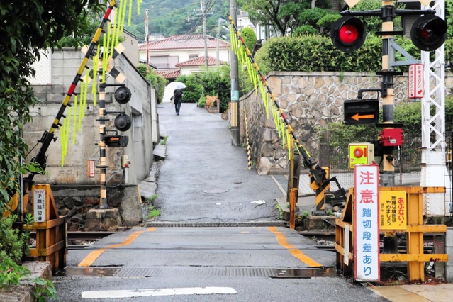 踏切を出てすぐ急な上り坂が始まる＝神戸市東灘区本山北町２（２０２２年７月）