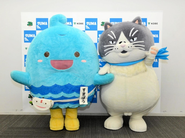 熊谷保徳区長（中央）とすまぼう（左）と記念撮影をするマル＝須磨区役所