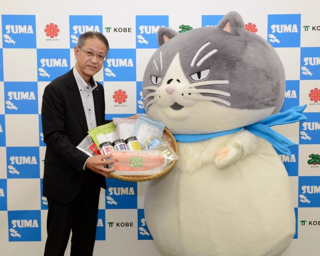 熊谷保徳区長から海産物を手渡されるマル（右）＝須磨区役所