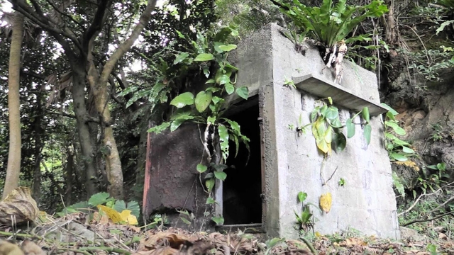 映画に登場する私宅監置の小屋跡。富俊さんが約１３年間を過ごした（原義和監督提供）