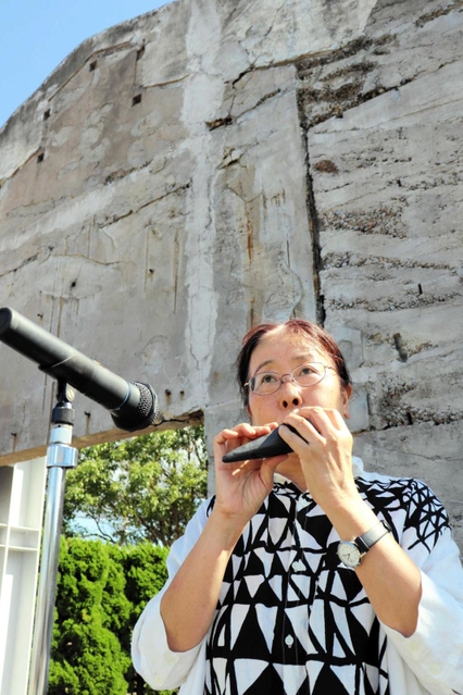 神戸の壁の前でオカリナを演奏する勝尾恵理子さん＝淡路市小倉