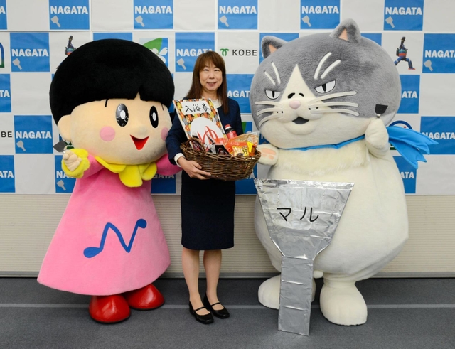 山端恵実区長から長田特産物セットを受け取るマル＝長田区役所