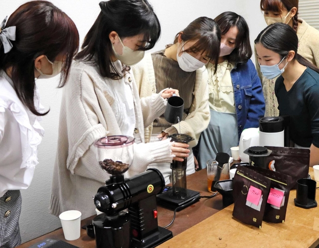 イベントに向け、抽出方法の確認をする神戸女子大コーヒー同好会の学生ら＝神戸市須磨区東須磨