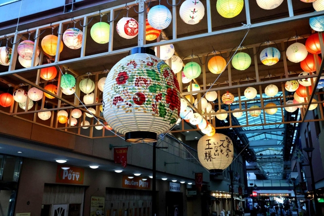 大正筋商店街を彩る大小のランタン＝神戸市長田区腕塚町５