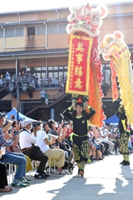 人々の目を引いた中国獅子舞＝神戸市中央区東川崎町１