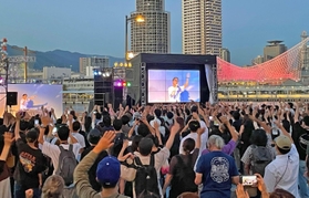 トーフビーツさんのパフォーマンスで会場は盛り上がった＝神戸市中央区東川崎町１（撮影・冨居雅人）