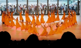 ホールのステージを飾る高校生のダンス。舞台の背を開けると外からも見える＝神戸市西区美賀多台１