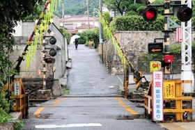 踏切を出てすぐ急な上り坂が始まる＝神戸市東灘区本山北町２（２０２２年７月）