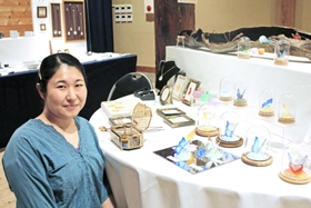チョウがモチーフの作品をはじめ鮮やかなガラス工芸を出品した前出佳与さん＝神戸市東灘区御影塚町１