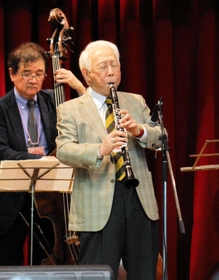 神戸ジャズストリートで演奏を披露した北村英治さん（右）＝神戸市中央区中山手通３、北野工房のまち
